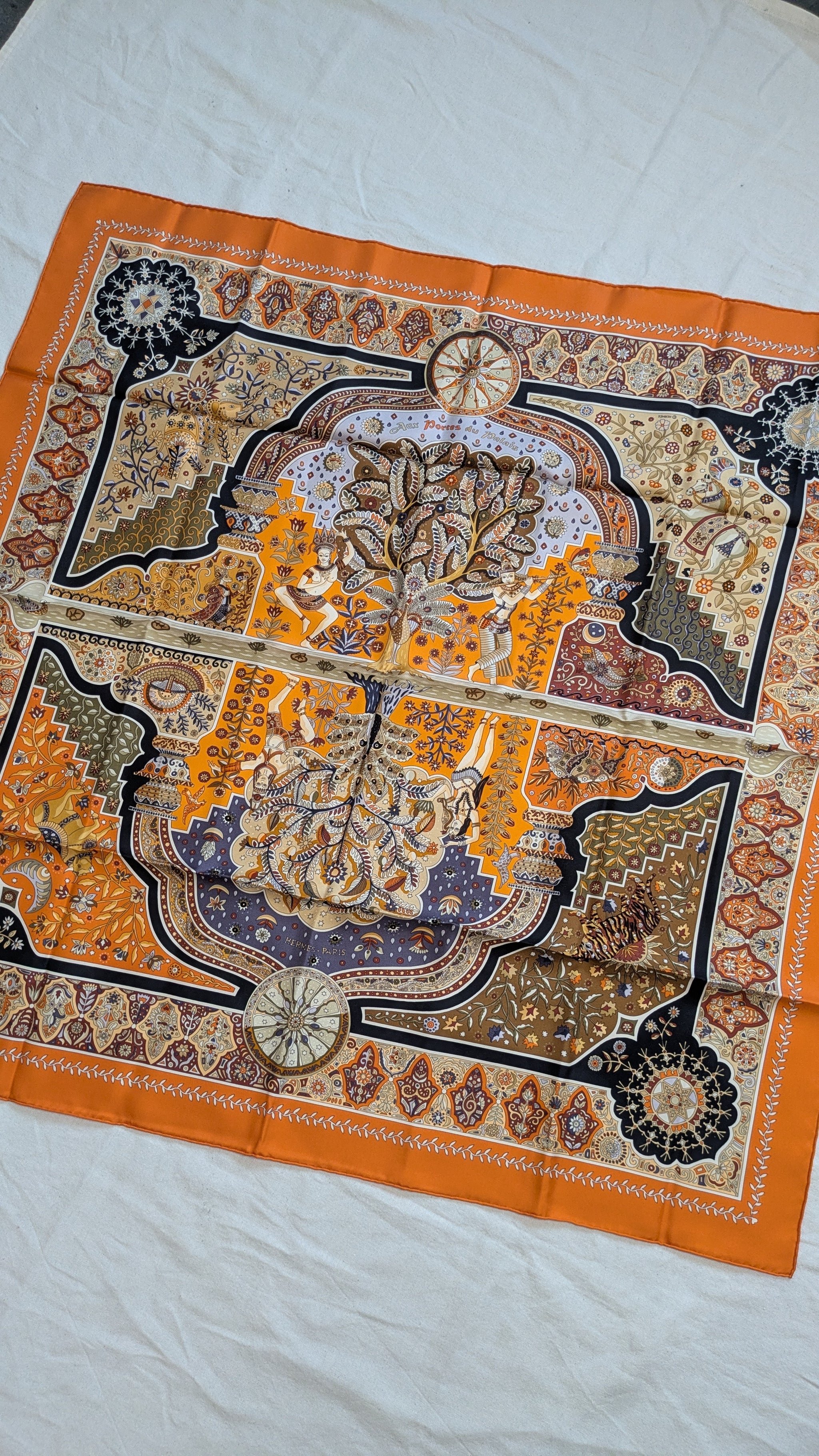 Foulard Hermès – Modèle Aux portes du palais