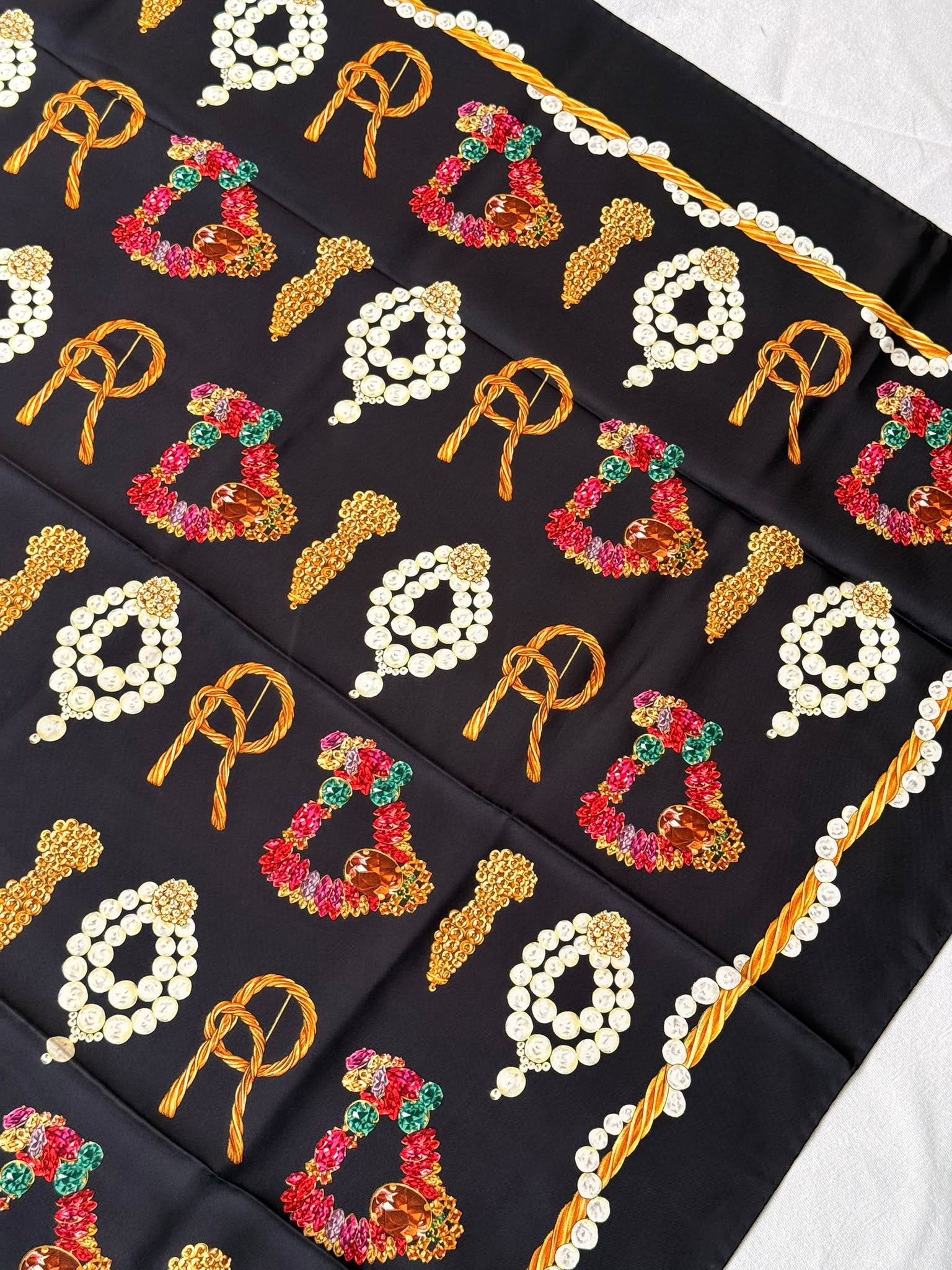 Foulard Christian Dior vintage – Bijoux sur fond noir