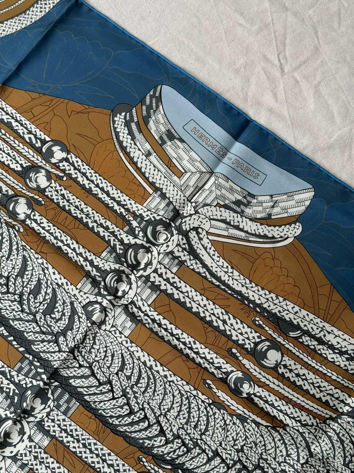 Foulard Hermès double face– Modèle Brandebourgs fleuris