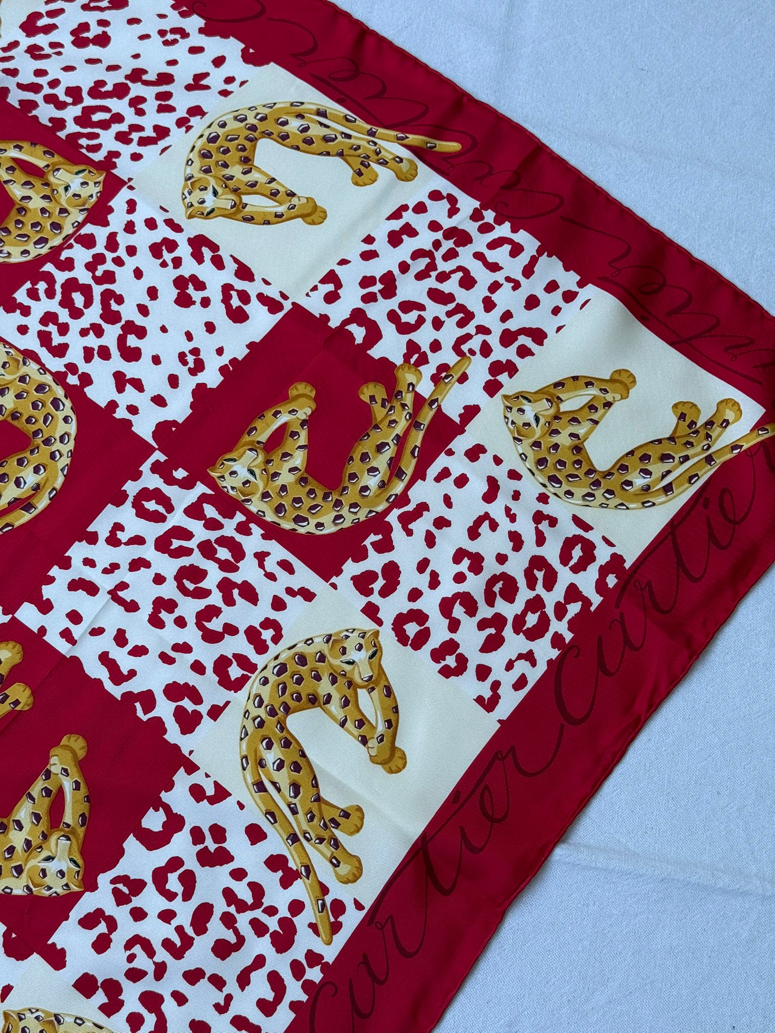 Foulard Cartier – Modèle rouge et panthères