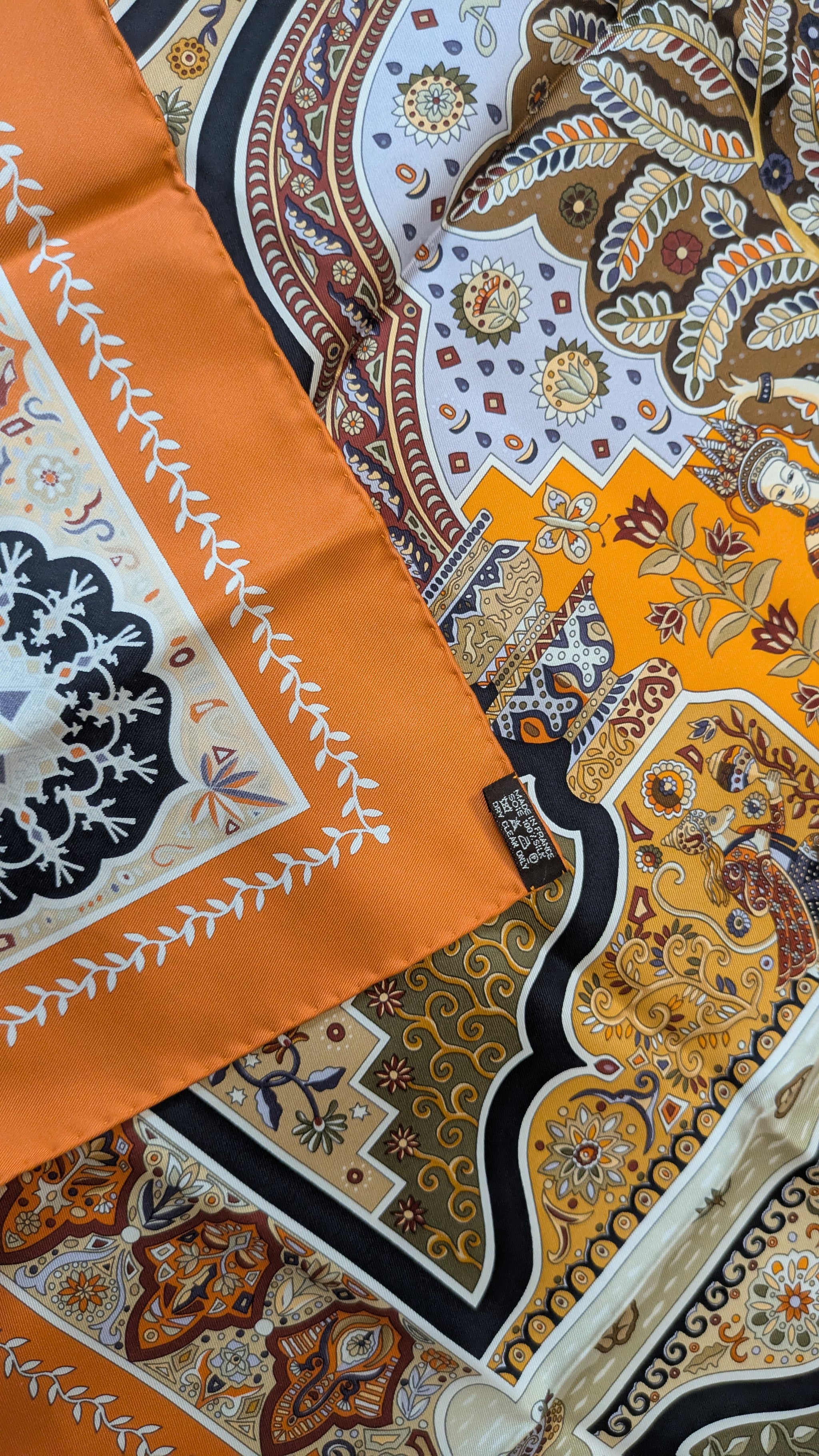 Foulard Hermès – Modèle Aux portes du palais