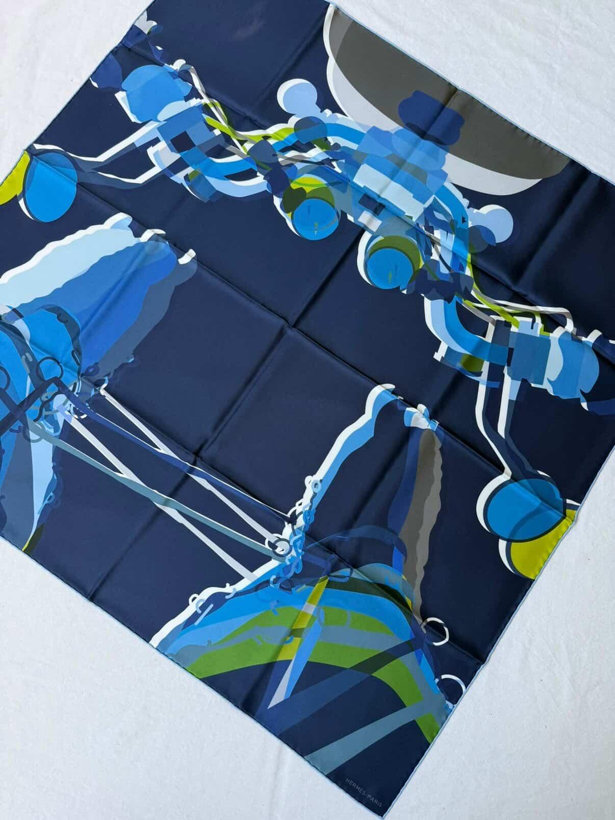 Foulard Hermès double face – Modèle Drive me crazy