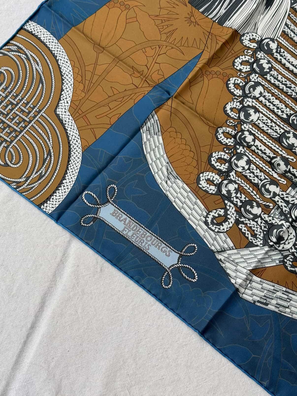 Foulard Hermès double face– Modèle Brandebourgs fleuris