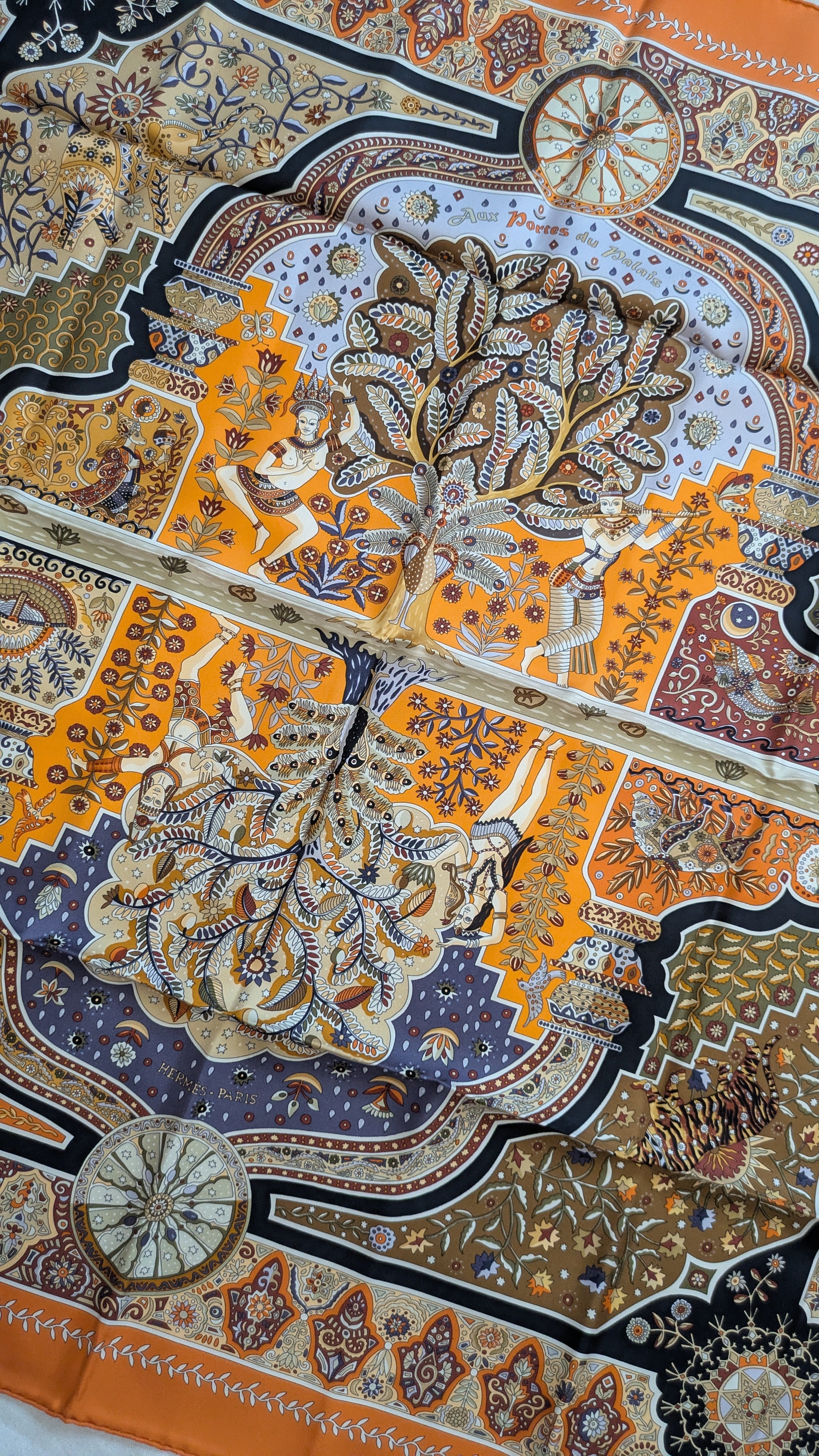 Foulard Hermès – Modèle Aux portes du palais