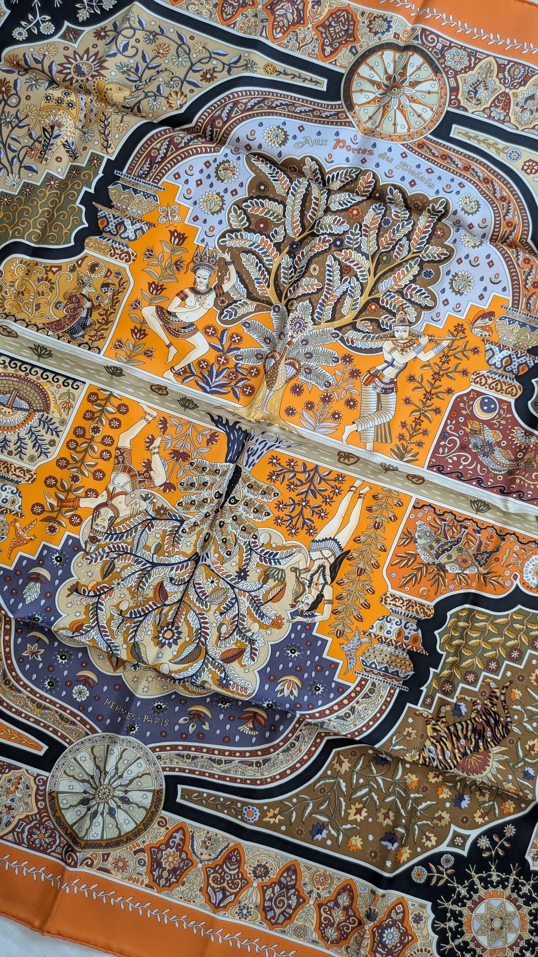 Foulard Hermès – Modèle Aux portes du palais