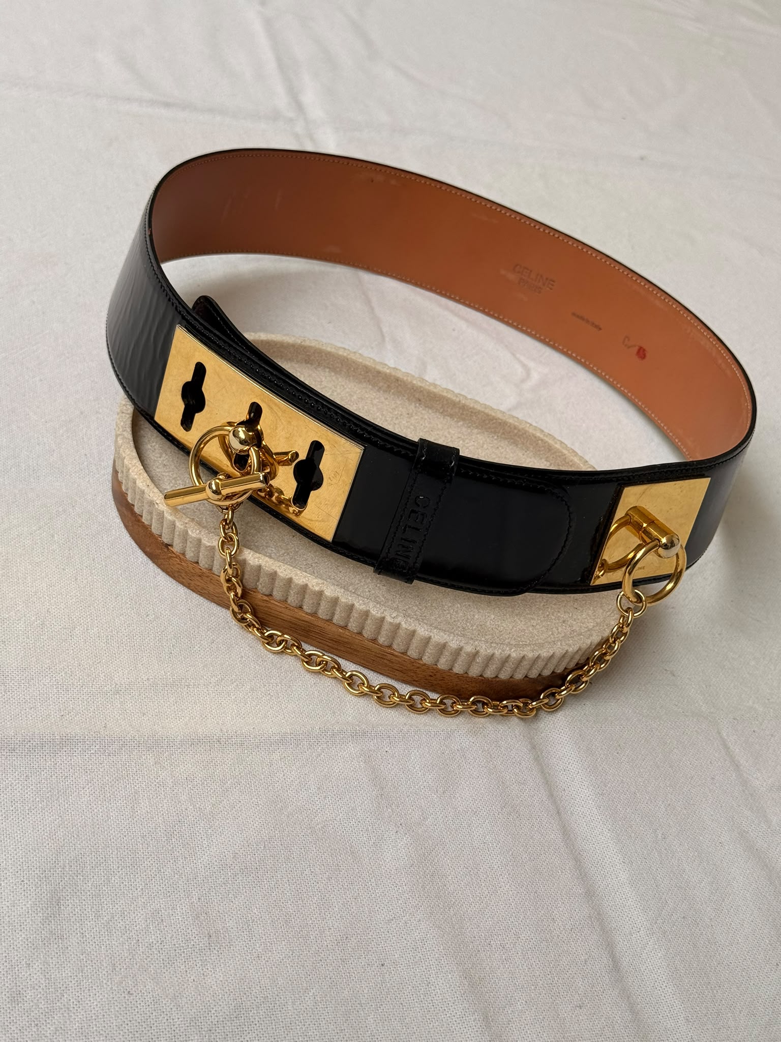 Ceinture Céline vintage - Cuir noir brillant et chaîne dorée