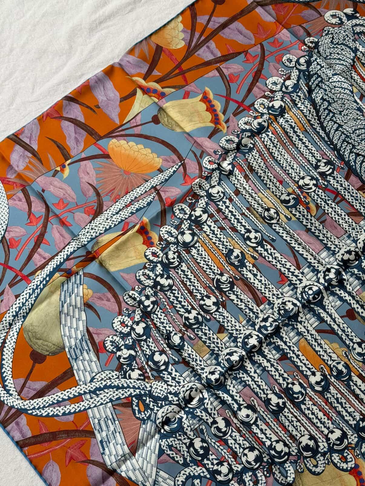 Foulard Hermès double face– Modèle Brandebourgs fleuris