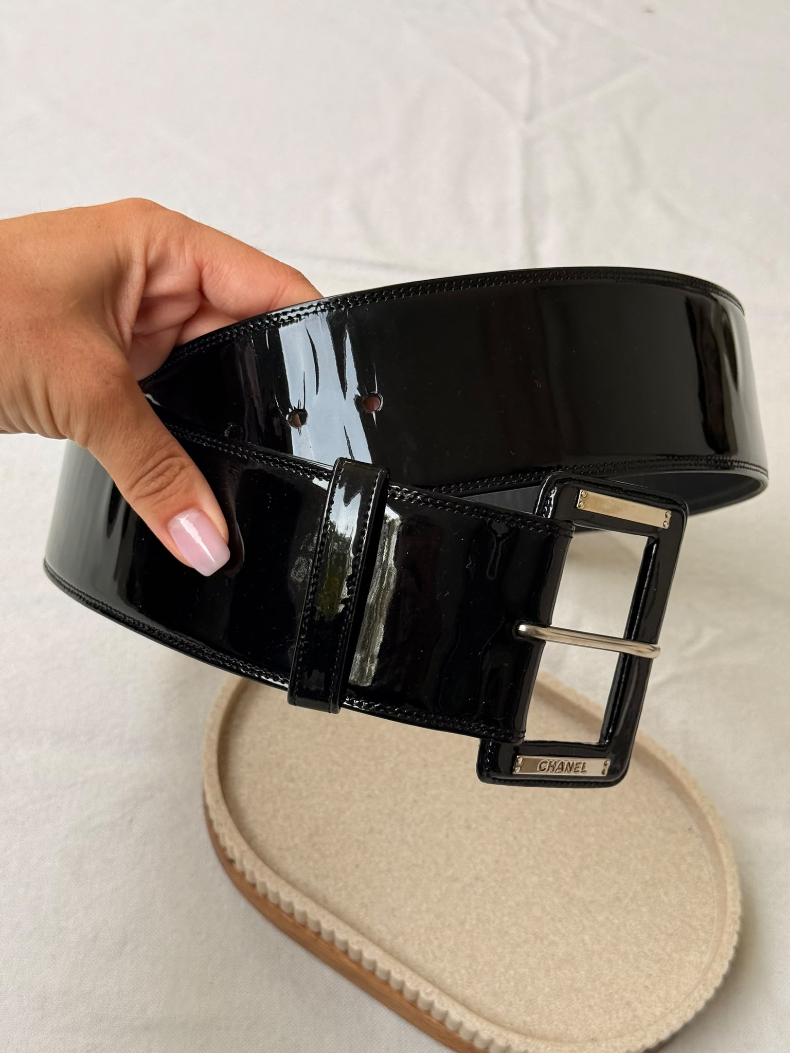 Ceinture Chanel vintage - Cuir noir brillant et boucle oversize