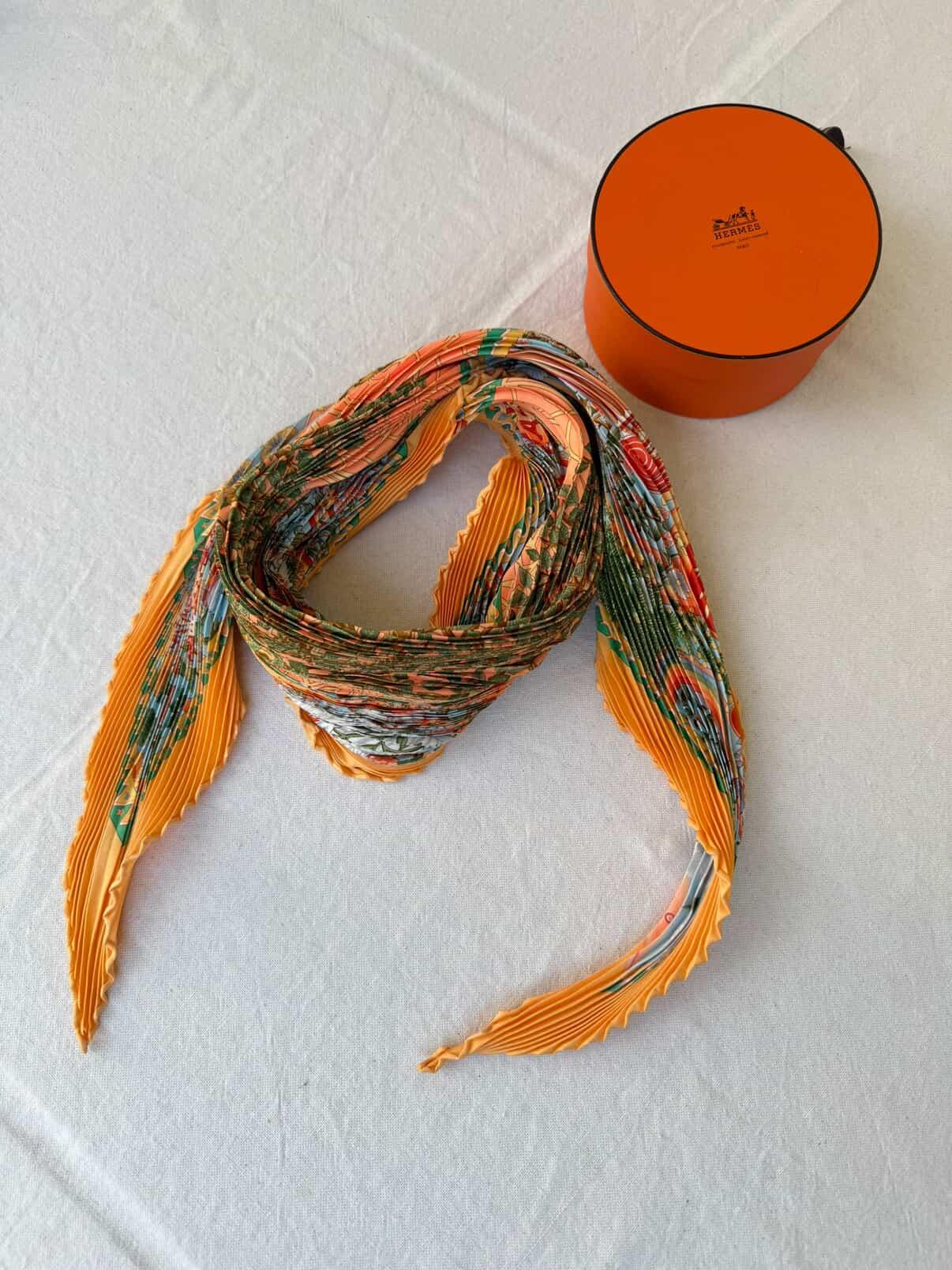 Foulard Hermès plissé – Modèle Axis mundi