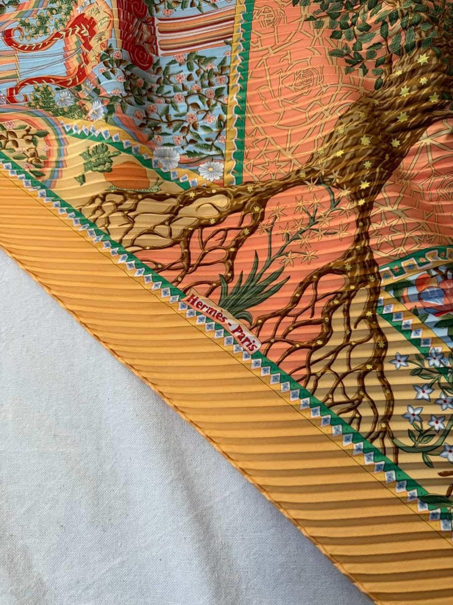 Foulard Hermès plissé – Modèle Axis mundi