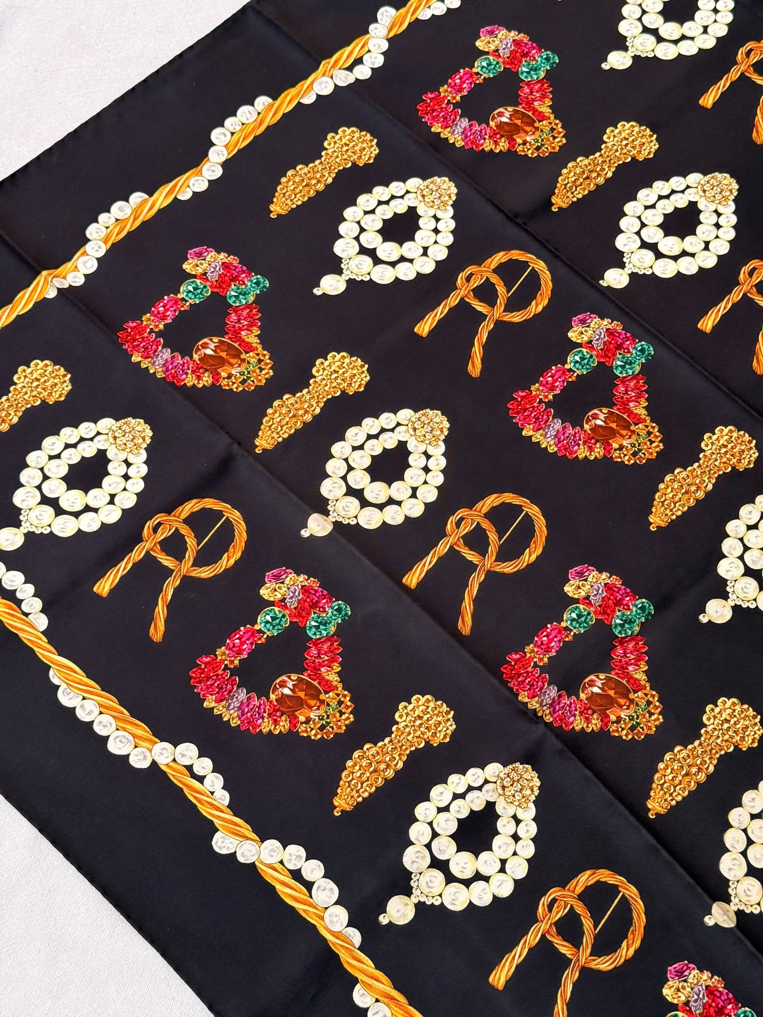 Foulard Christian Dior vintage – Bijoux sur fond noir