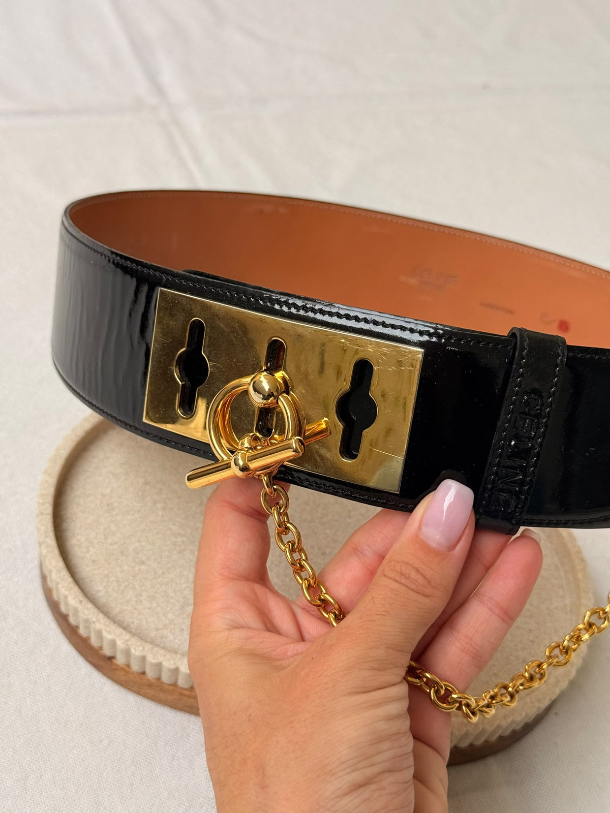 Ceinture Céline vintage - Cuir noir brillant et chaîne dorée