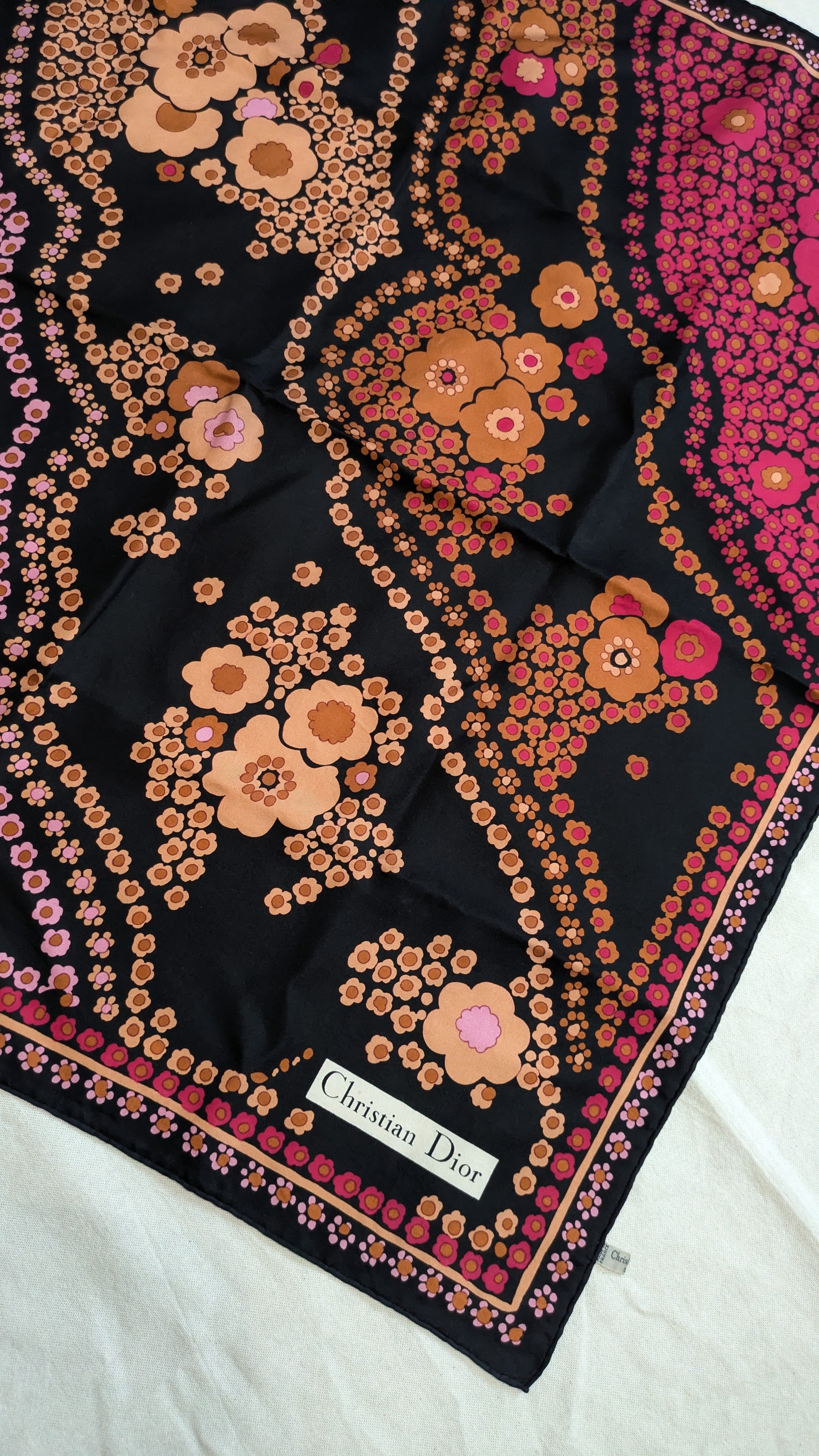 Foulard Christian Dior – Modèle noir à fleurs