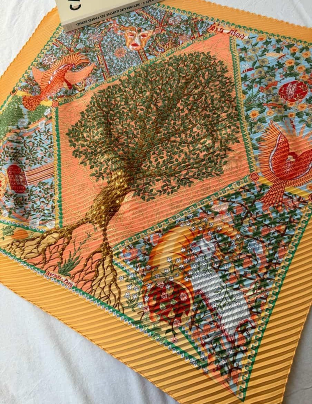 Foulard Hermès plissé – Modèle Axis mundi