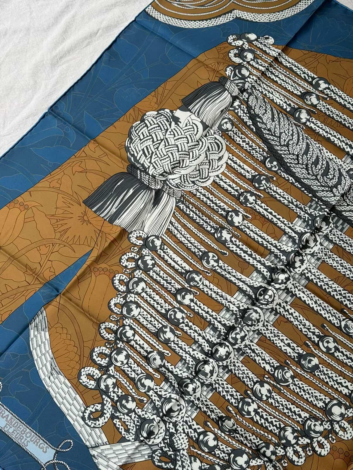 Foulard Hermès double face– Modèle Brandebourgs fleuris