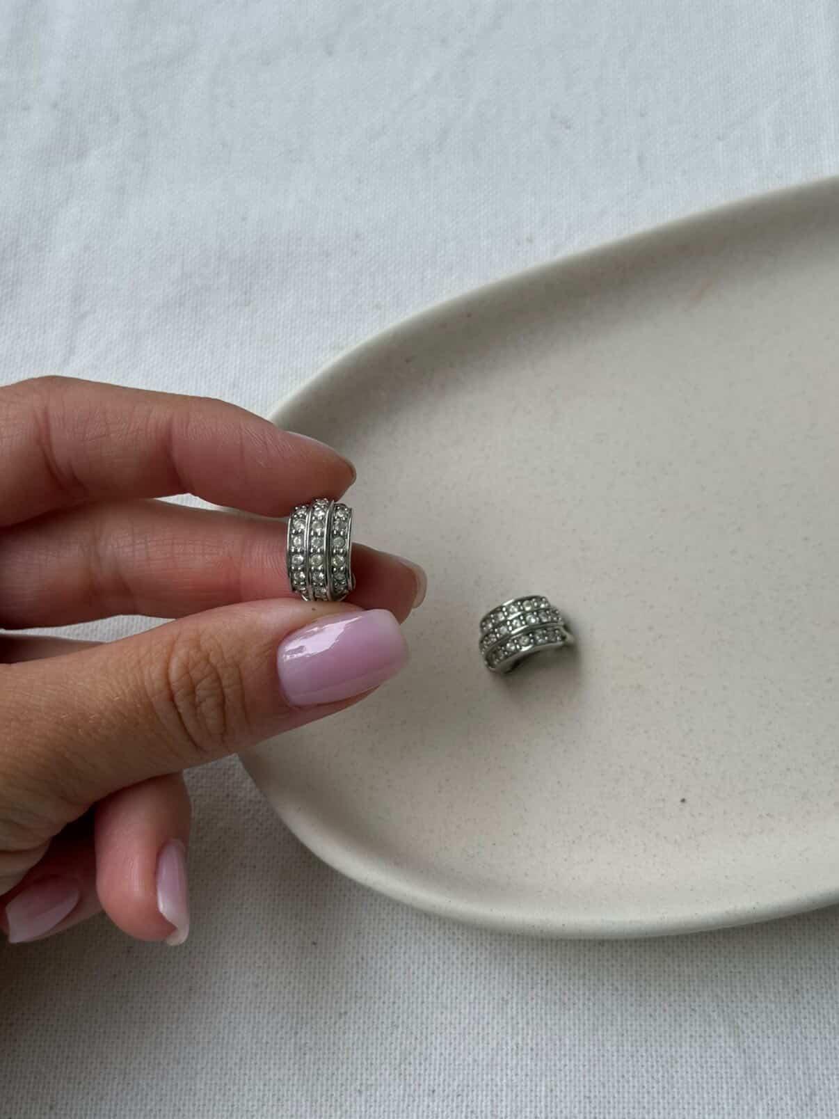 Boucles d’oreilles Christian Dior vintage - Créoles argentées pavées