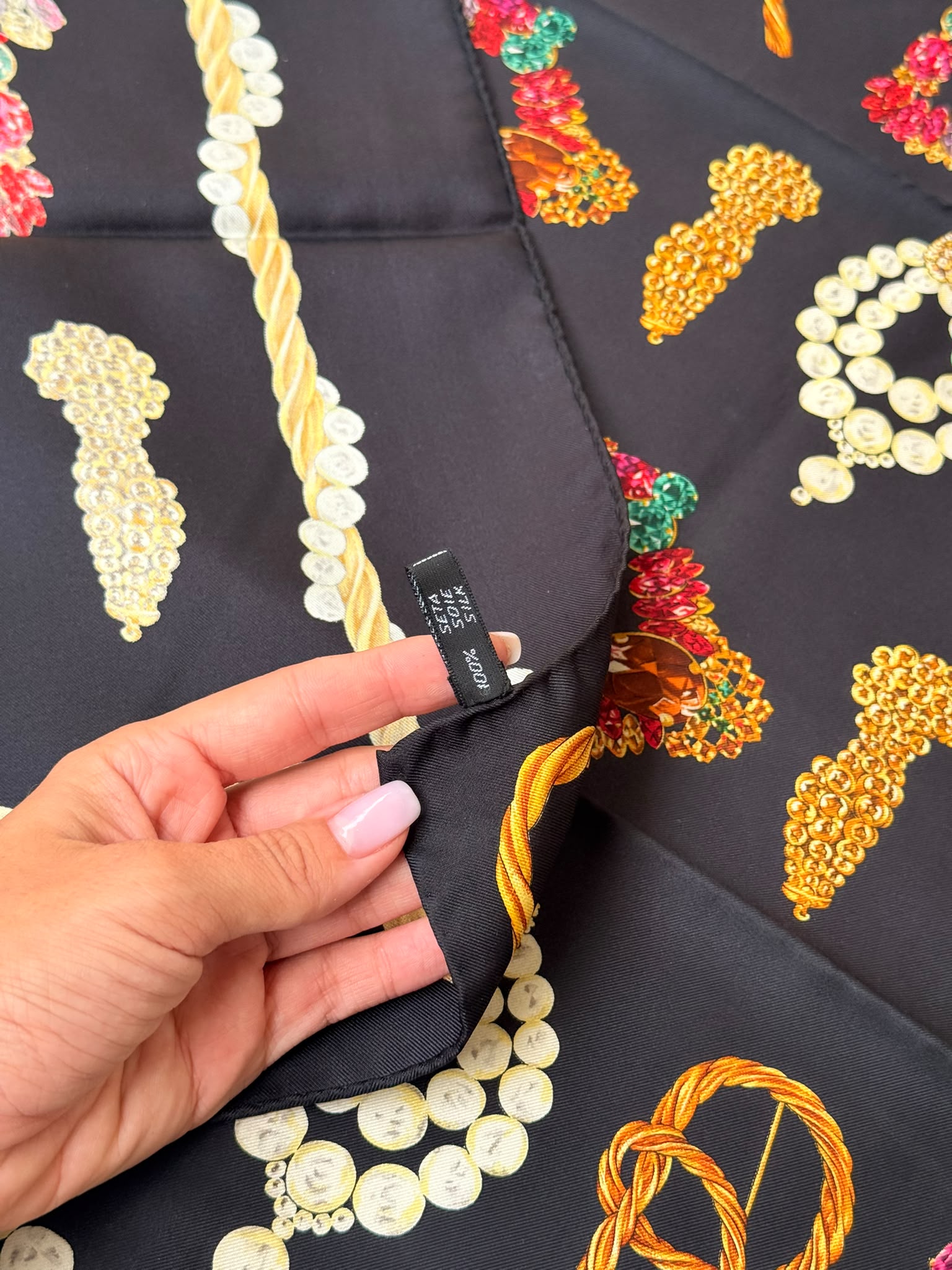 Foulard Christian Dior vintage – Bijoux sur fond noir