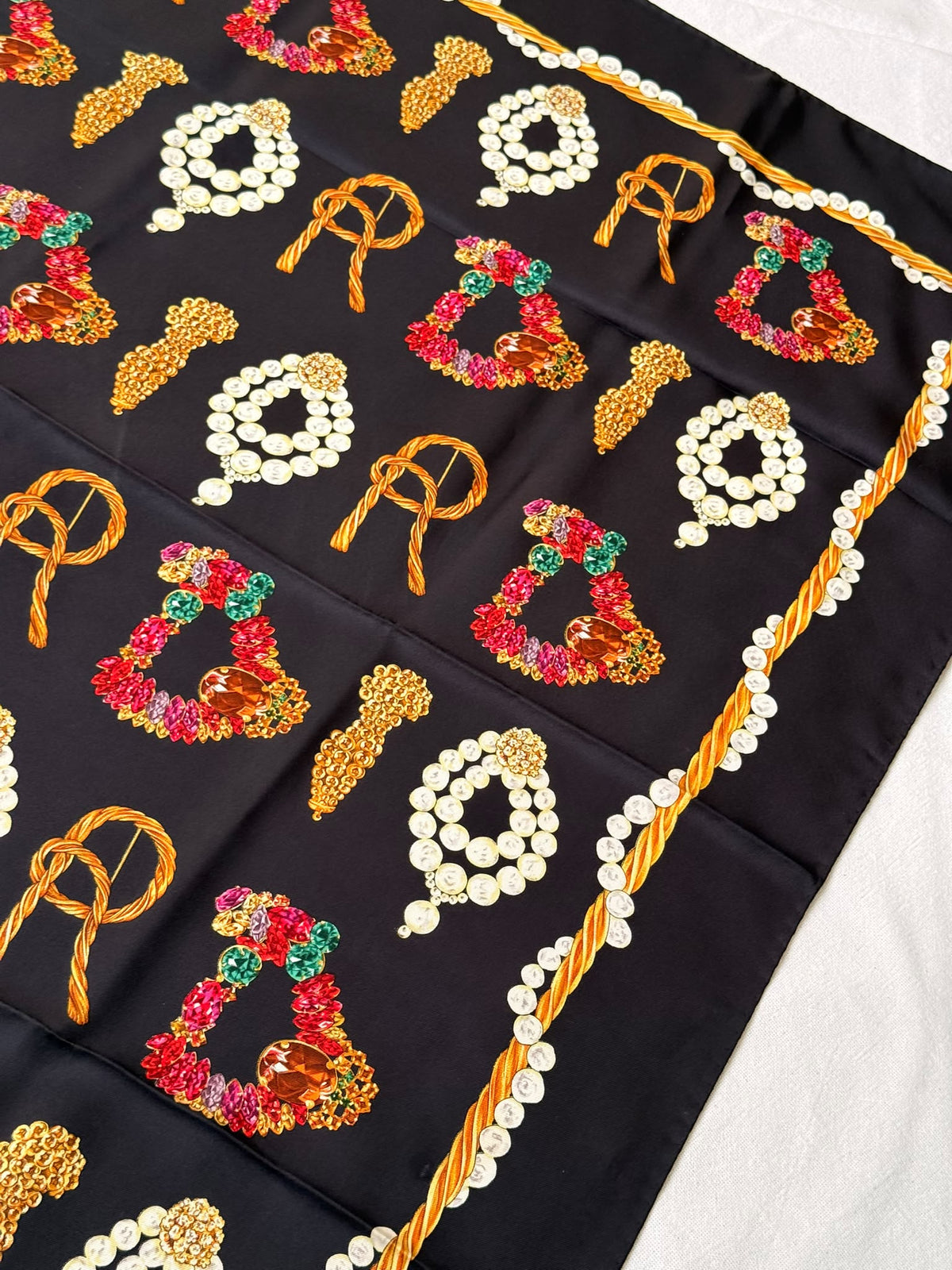 Foulard Christian Dior vintage – Bijoux sur fond noir