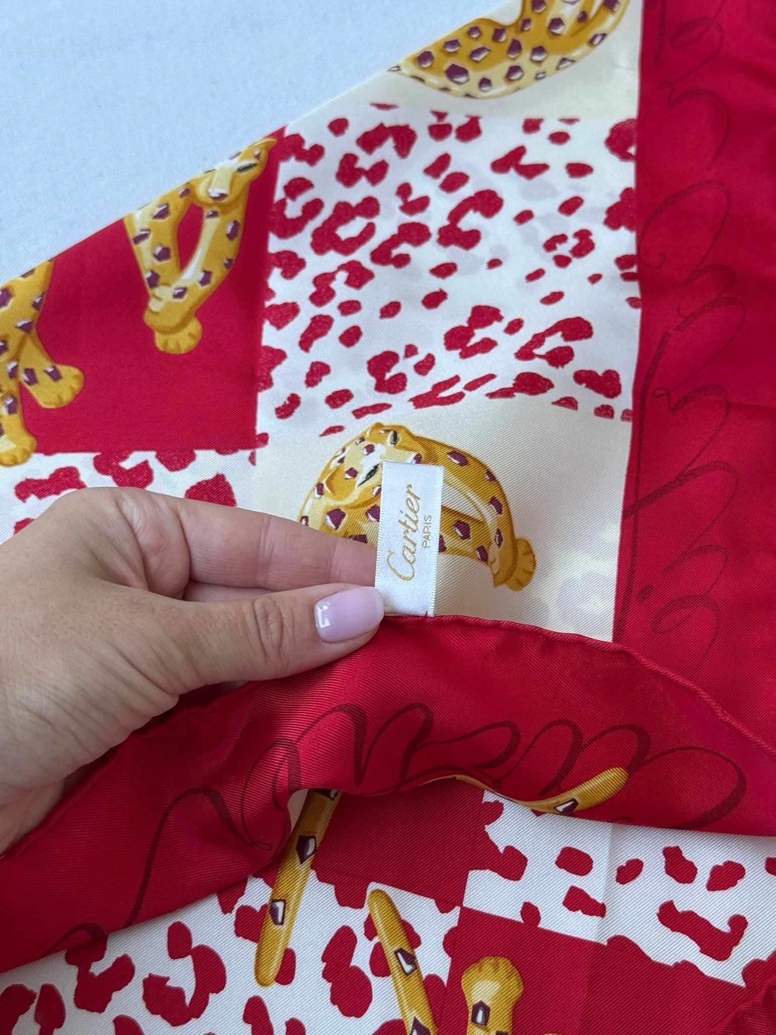 Foulard Cartier – Modèle rouge et panthères