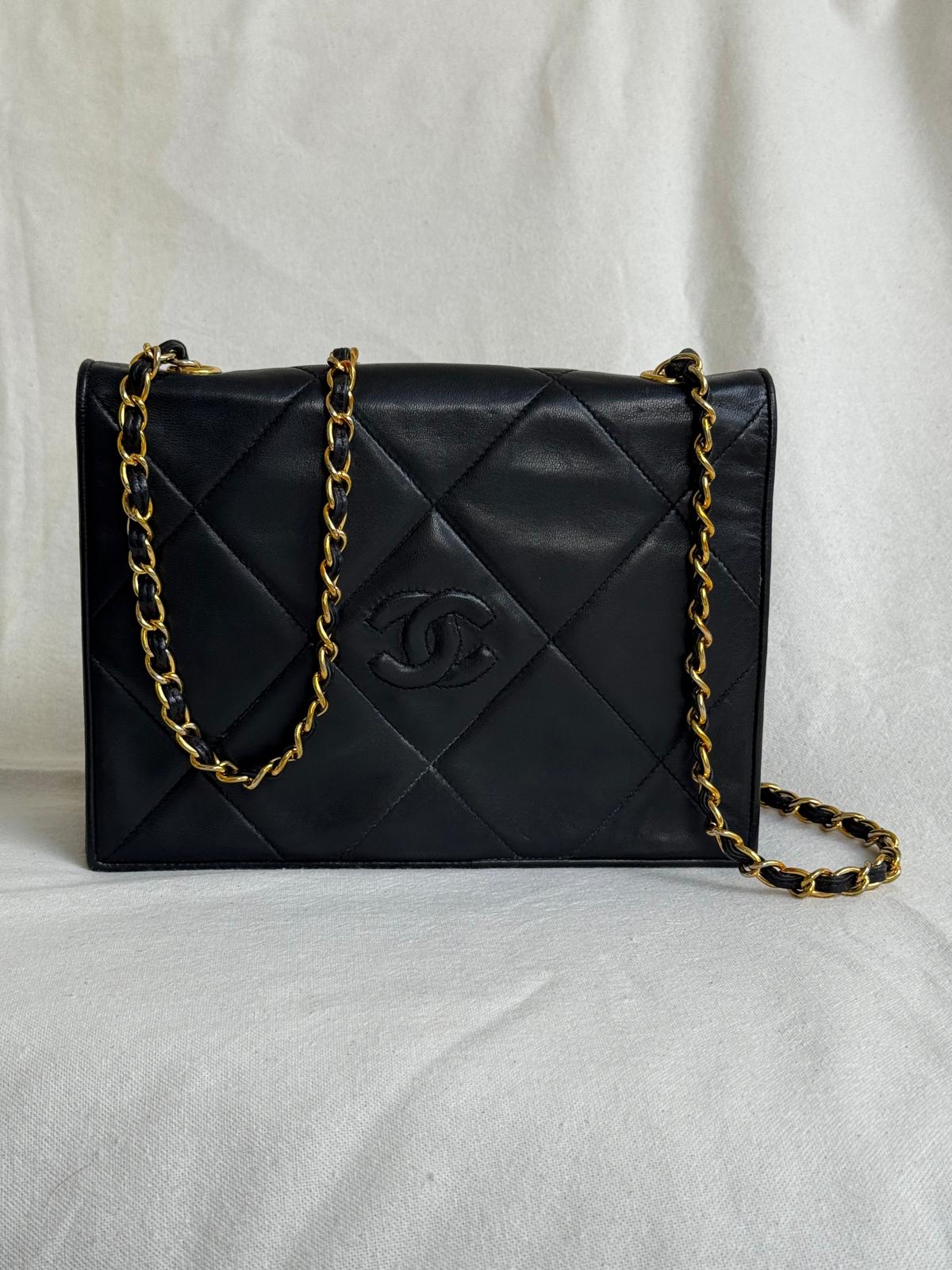 Sac Chanel single flap en cuir agneau noir matelassé
