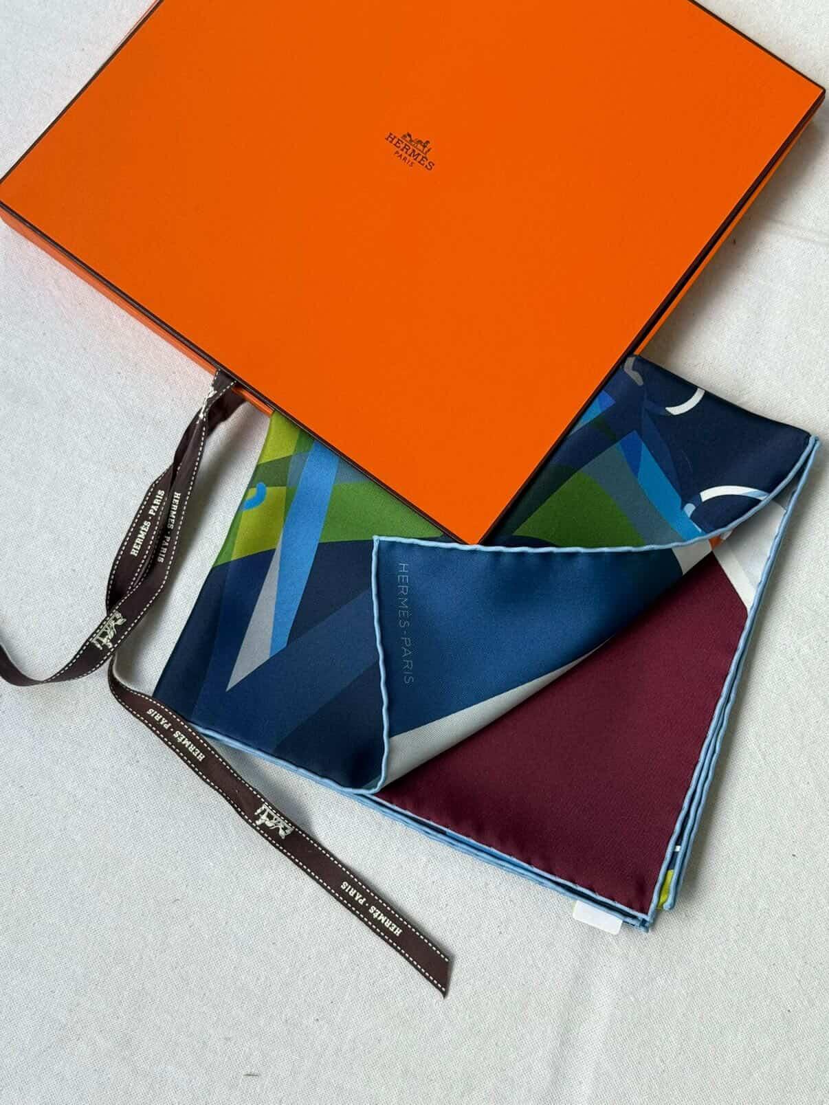 Foulard Hermès double face – Modèle Drive me crazy