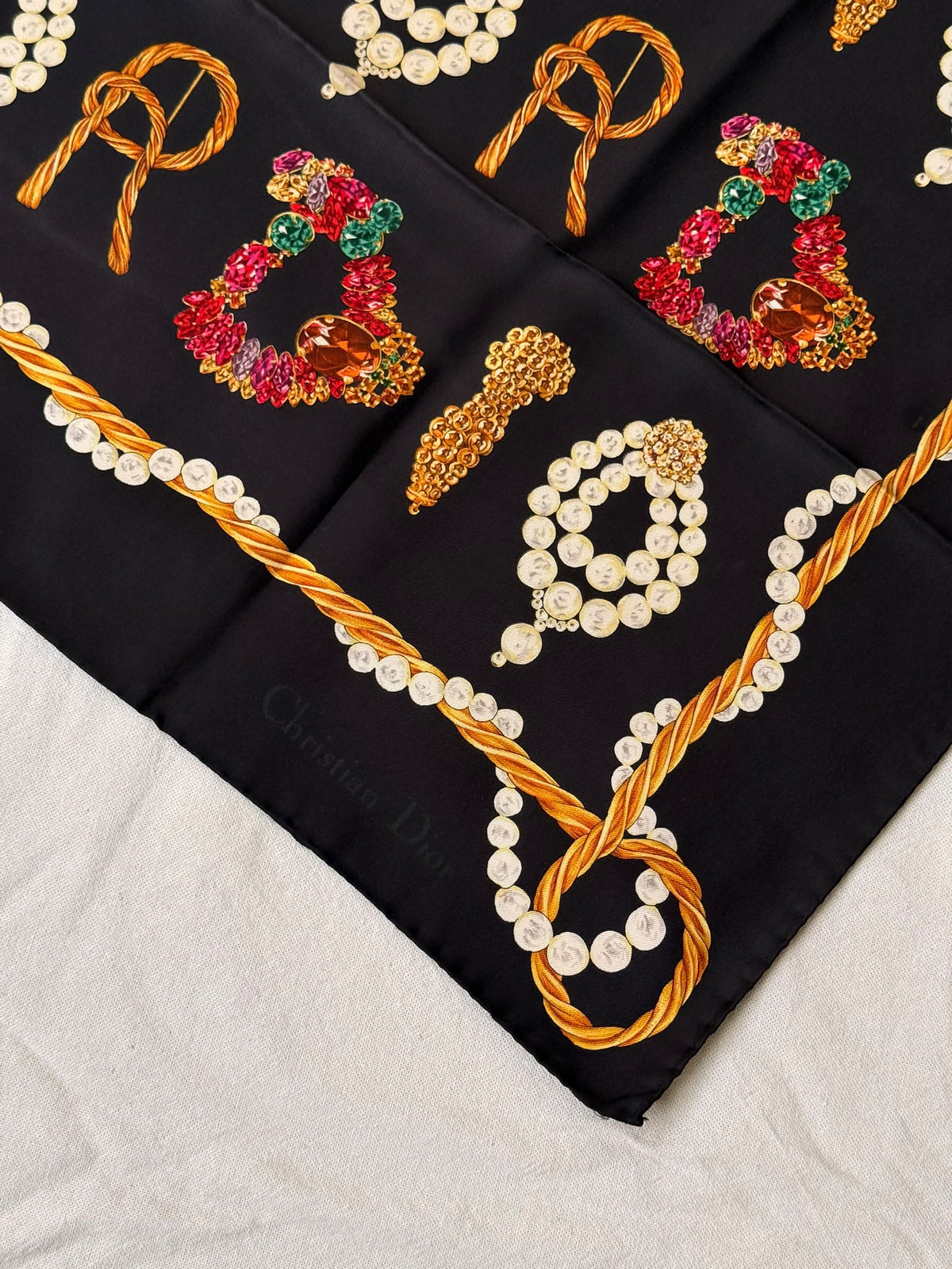 Foulard Christian Dior vintage – Bijoux sur fond noir
