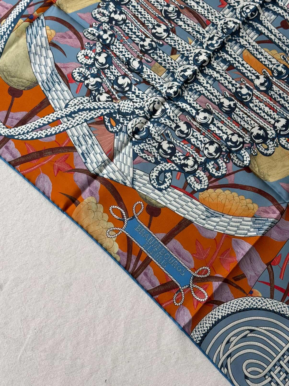 Foulard Hermès double face– Modèle Brandebourgs fleuris