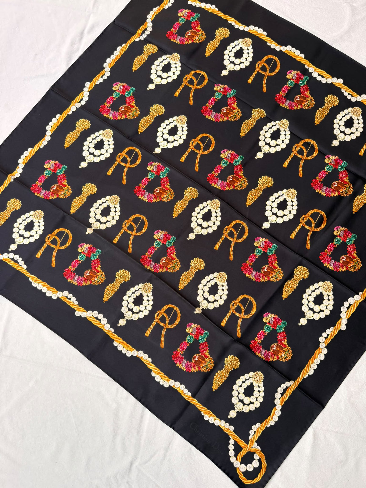 Foulard Christian Dior vintage – Bijoux sur fond noir