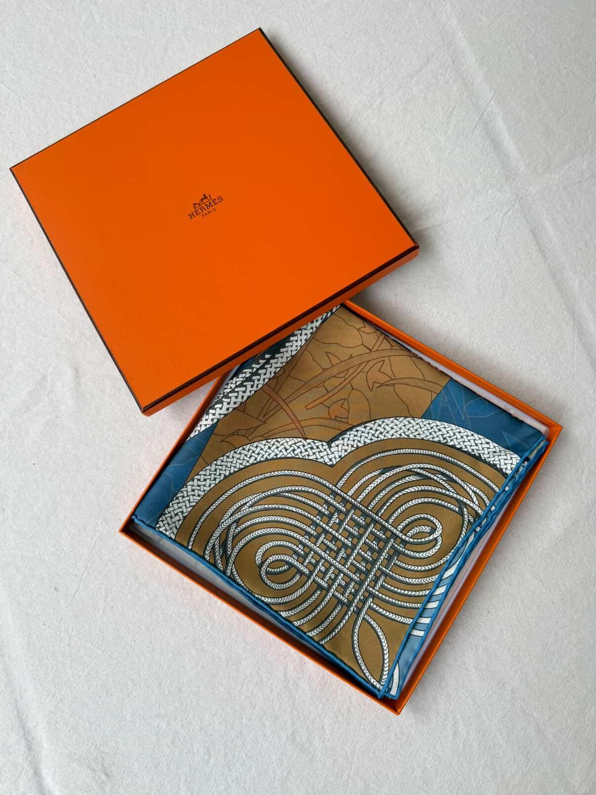 Foulard Hermès double face– Modèle Brandebourgs fleuris